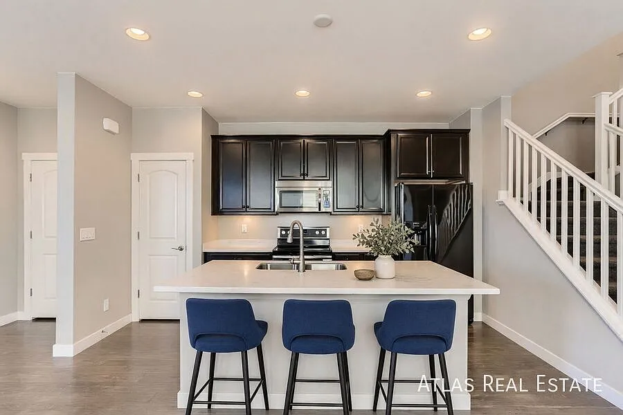Spacious 4-Bedroom Townhome in North Park — Photo 4