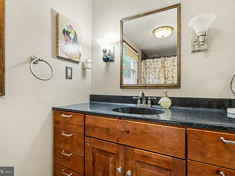 1405 Peachwood Ln — Photo 16