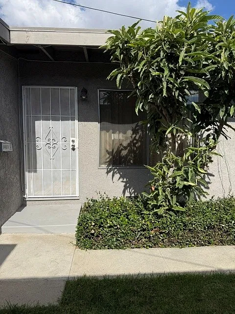 2 bed, 800 sqft, $2,400 — Photo 1