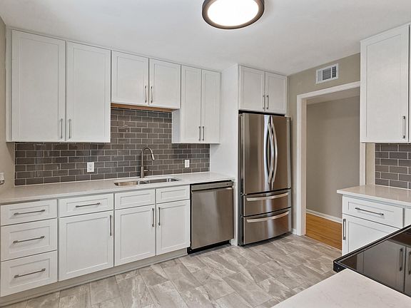 2nd image of 1018 Summit Ave