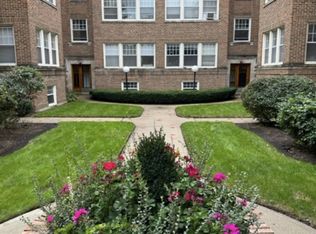 East Edgewater Recently Renovated Two Bedroom + Sunroom, Chicago, IL 60660