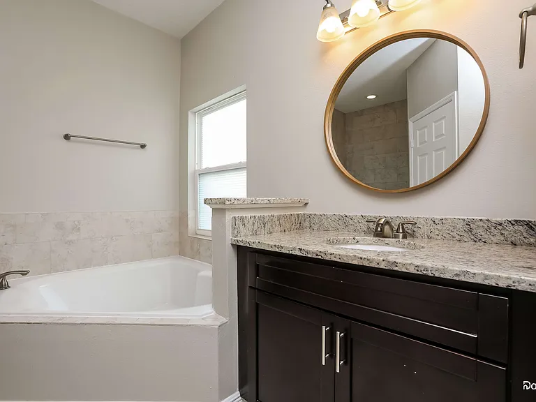 728 Desmoines Dr — Photo 8