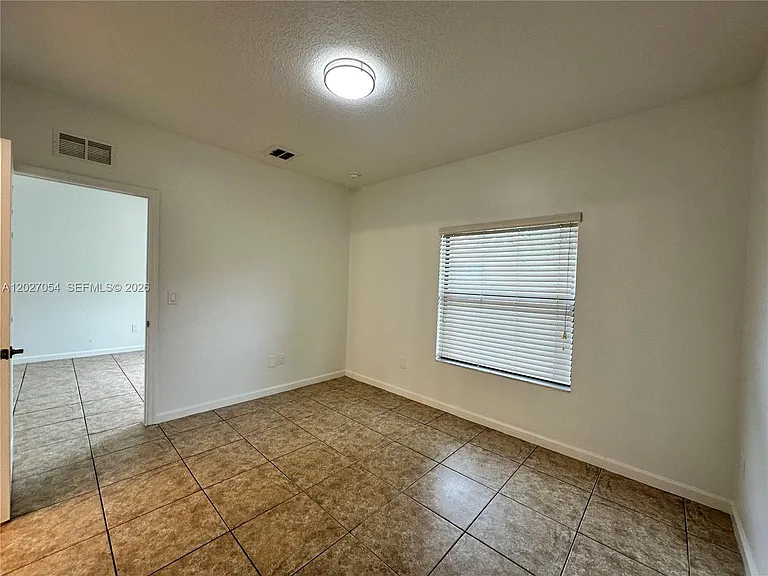1035 NE 10th Ave #1 — Photo 13