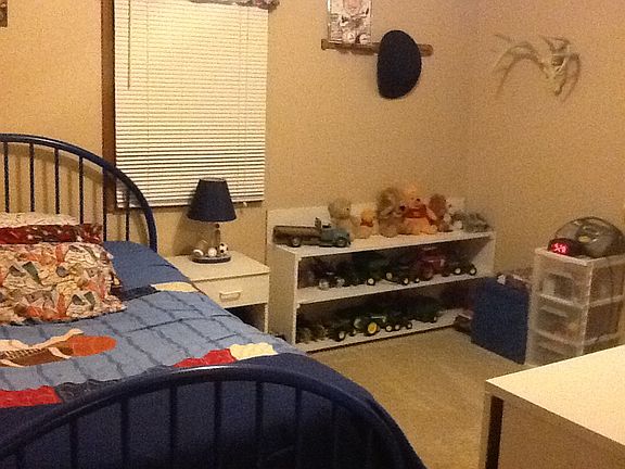2nd bedroom w/large closet