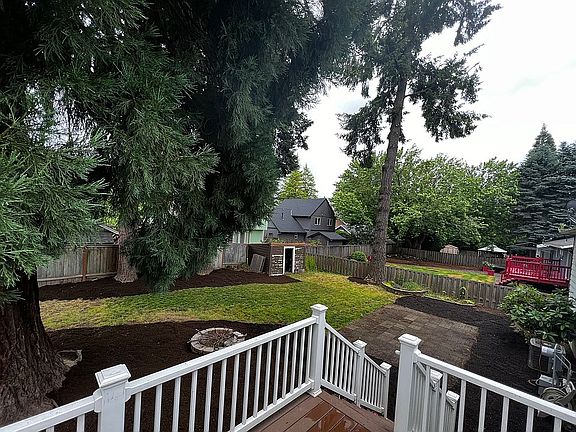 3rd image of 2565 SE Alder St