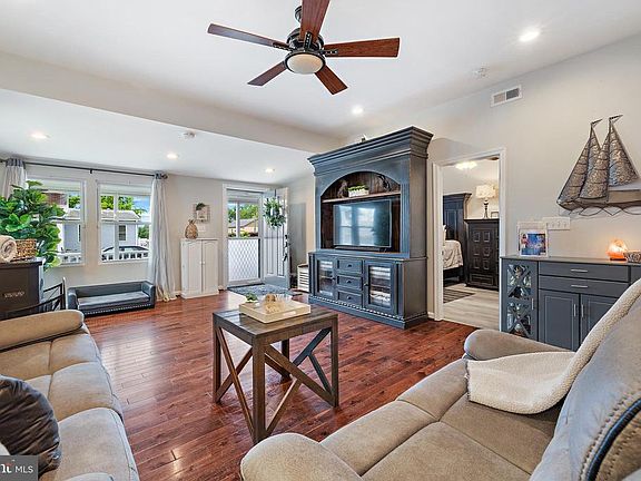 3rd image of 1006 Cliff Pl