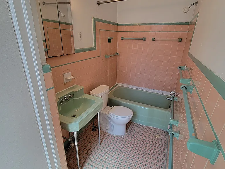 1706 Pine St #2R — Photo 5
