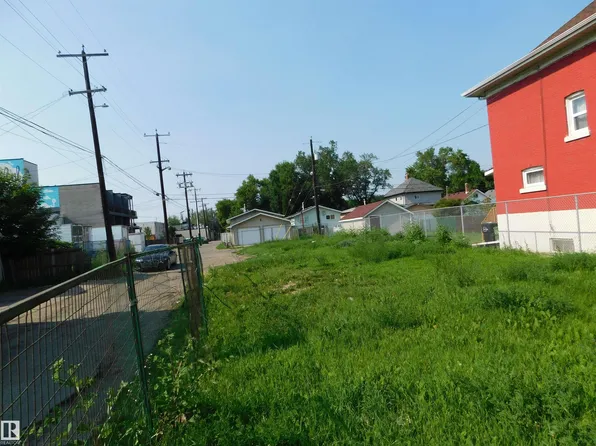 9352 107a Ave NW, Edmonton, AB T5H 0Z3