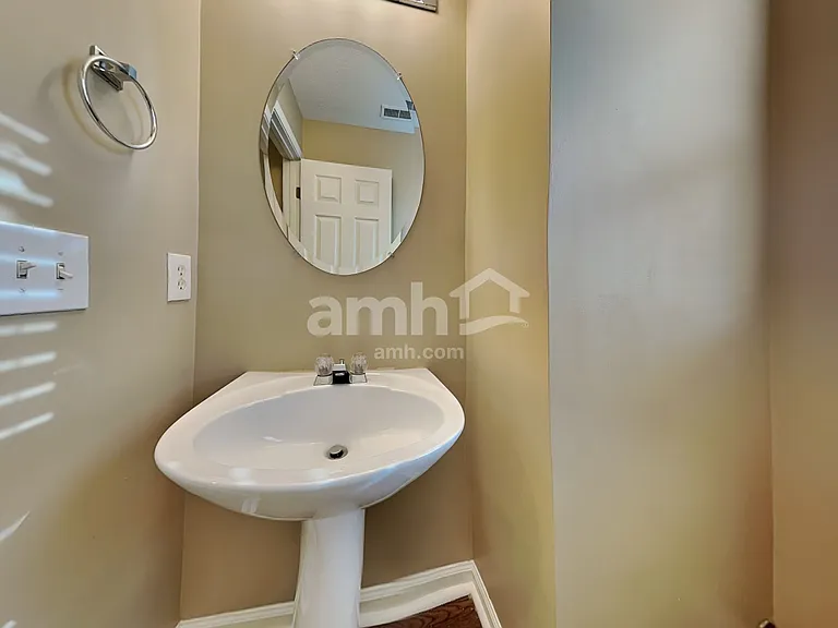4060 Longfellow Dr — Photo 10