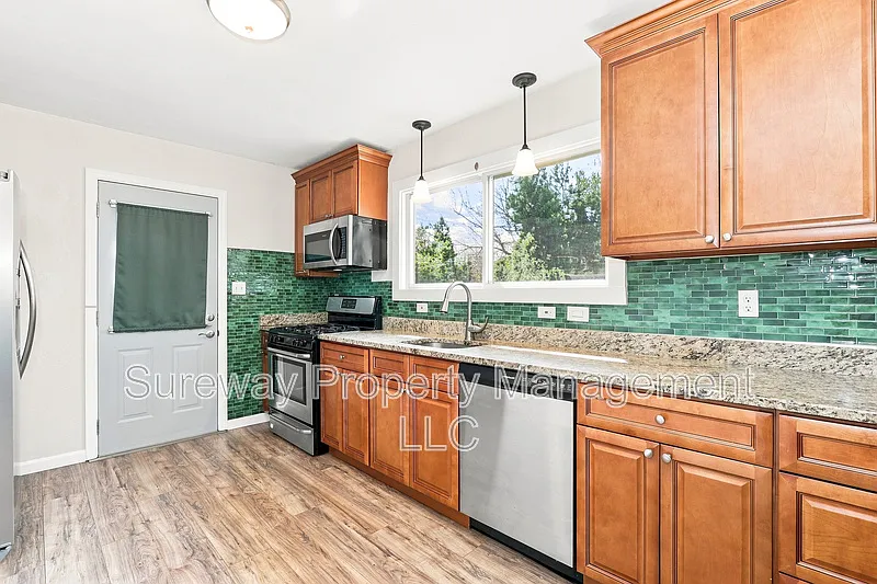 3 bed, 1.0 bath, 955 sqft, $2,550 — Photo 4