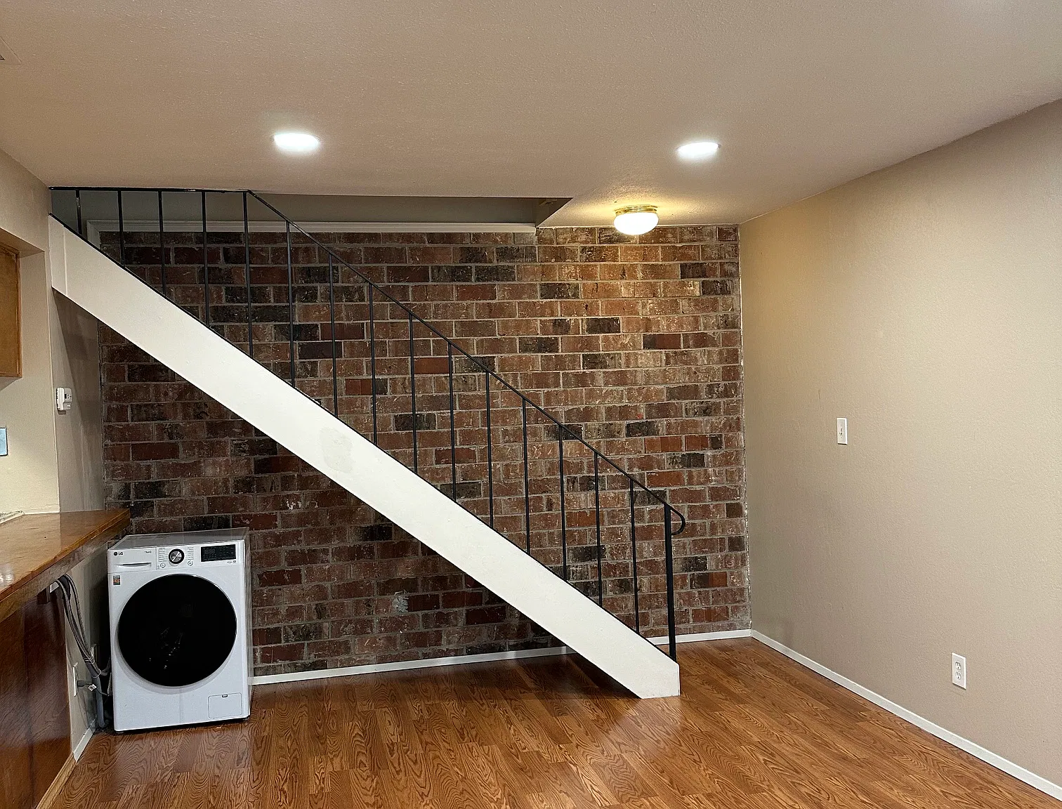 2 bed, 903 sqft, $2,000 — Photo 2