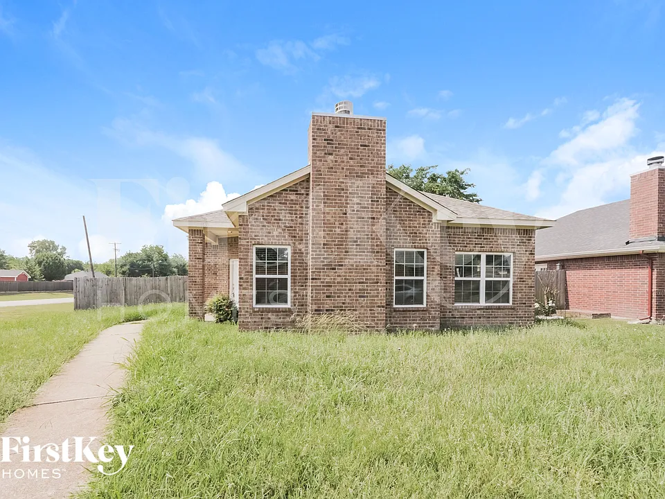 1633 Mockingbird Ln