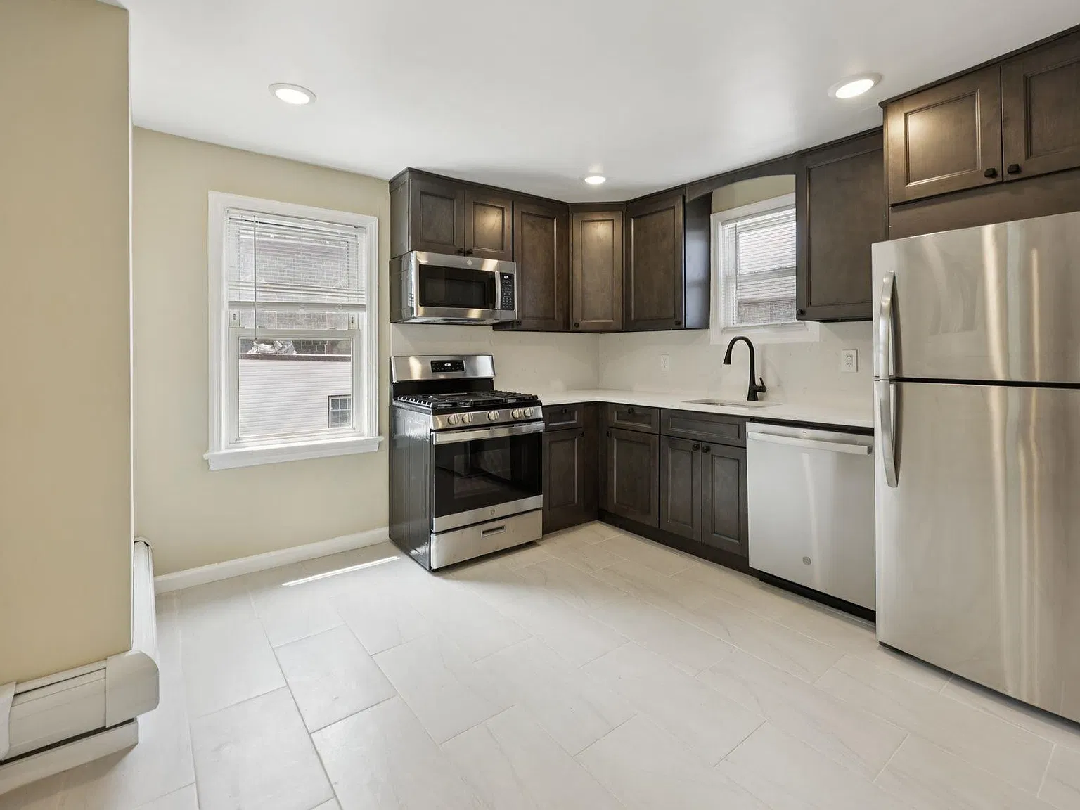 2 bed, 1.0 bath, 900 sqft, $2,600 — Photo 3