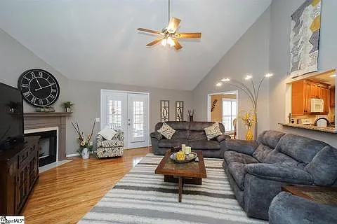 3 bed, 2.5 bath, 2011 sqft, $2,000 — Photo 3