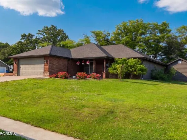 435 Zachary Ct, Holts Summit, MO 65043