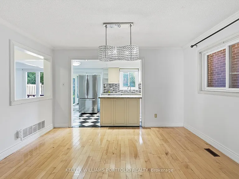 73 Jessica Gdns — Photo 8