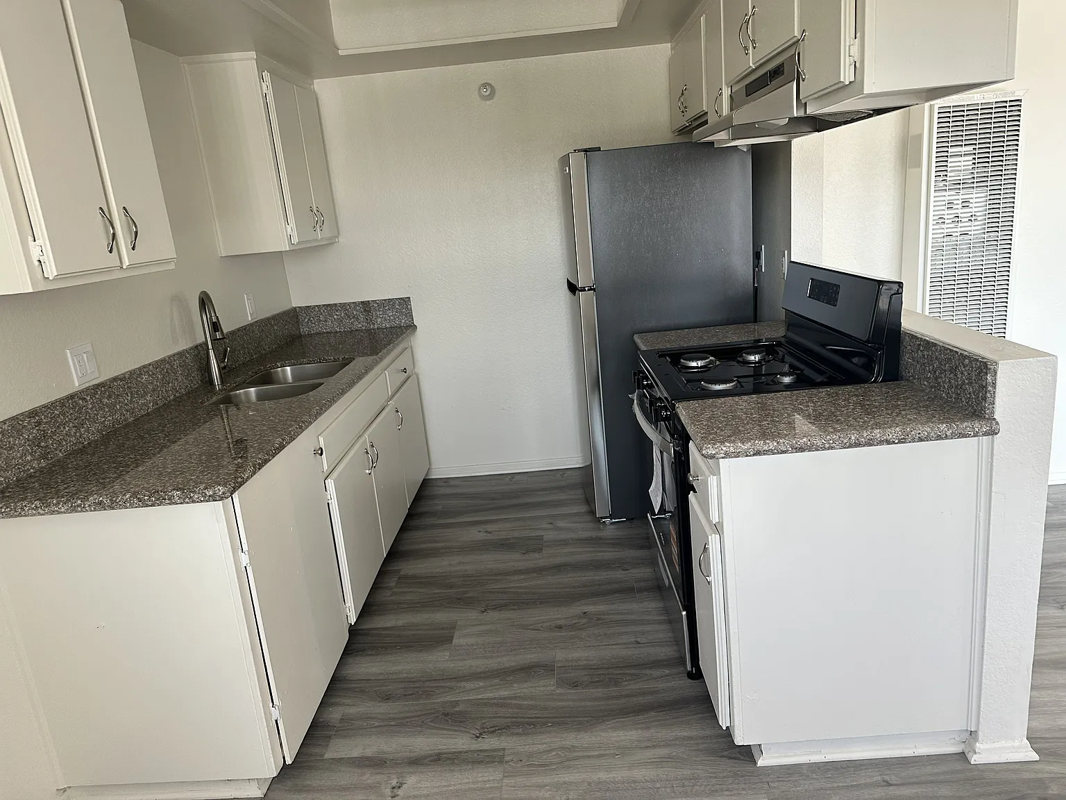 2 bed, 800 sqft, $2,700 — Photo 3