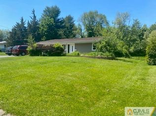 71 Kingsley Rd, Kendall Park, NJ 08824