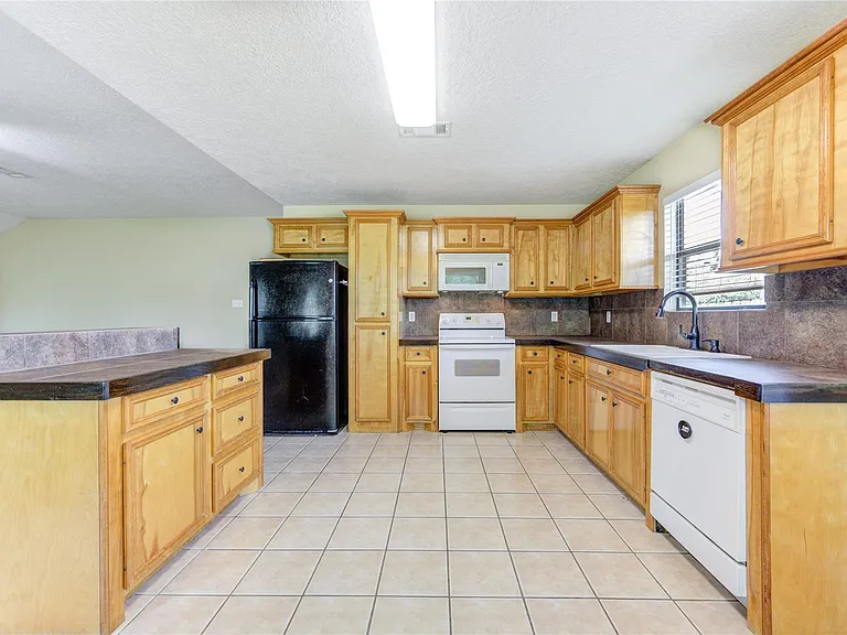 9550 Thousand Oaks Loop — Photo 12