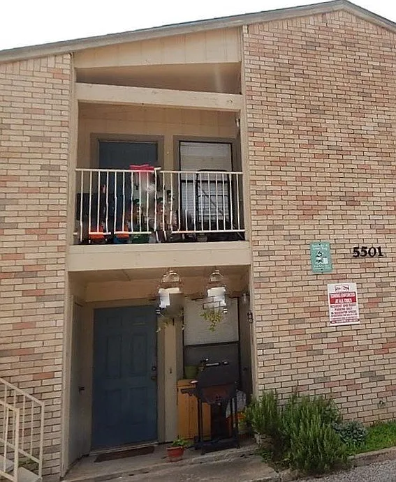 Bezdeka Properties2 (5501 Rose Hill Cir) — Photo 2