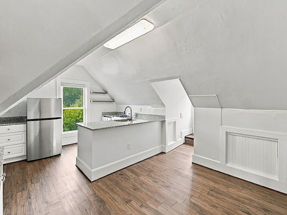 3rd image of 244 E 40th St APT 3