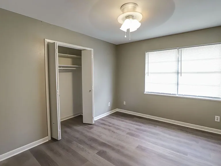 104 San Saba Ln — Photo 8