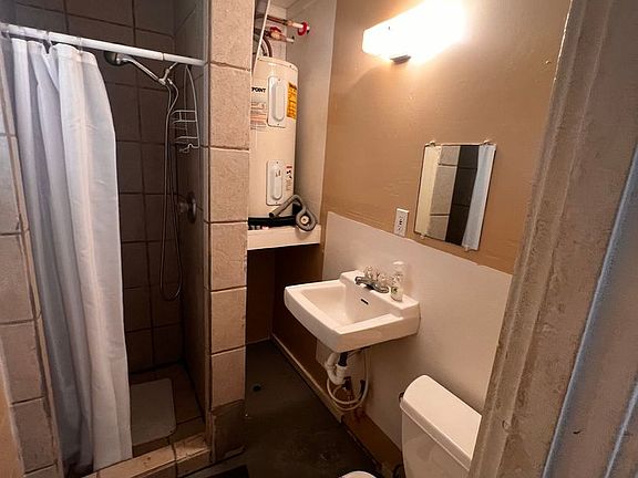 4th image of 939 Admiral Dr #Admiral5