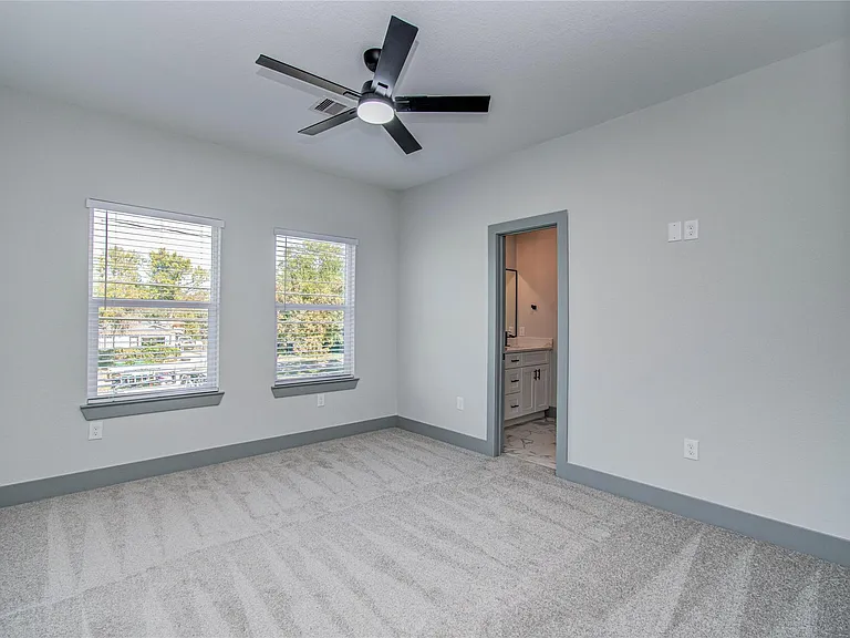 835 S Victory Dr — Photo 20