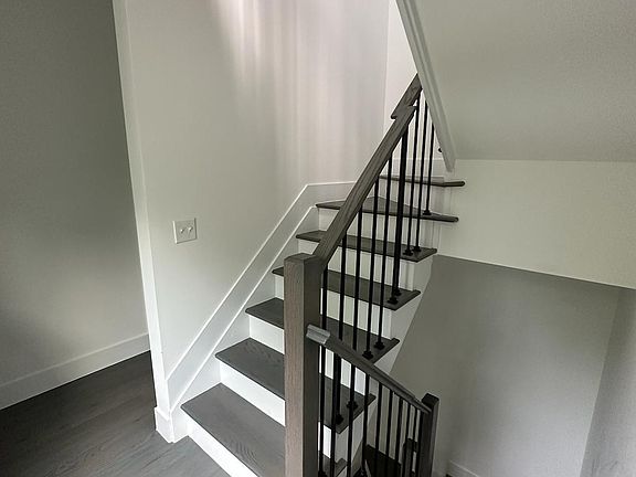 2nd image of 33 Ridgefield Ave