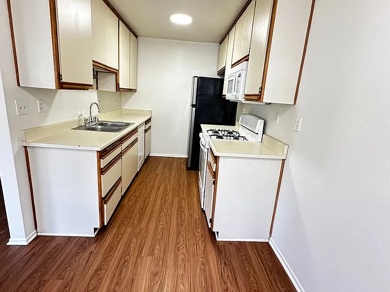 445 E Tujunga Ave — Photo 5
