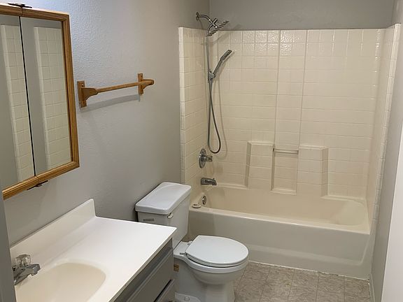 Large hall bath upstairs.