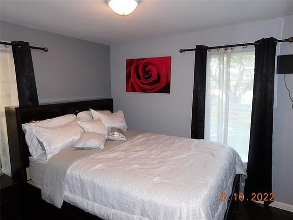 4th image of 1107 Oakwood Dr