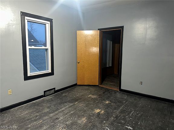 5th image of 330 Sanderson Ave
