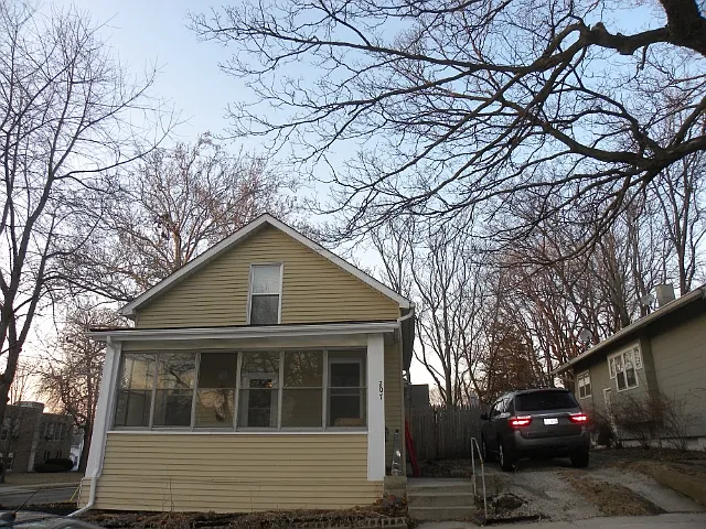 207 W Elm St photo 1