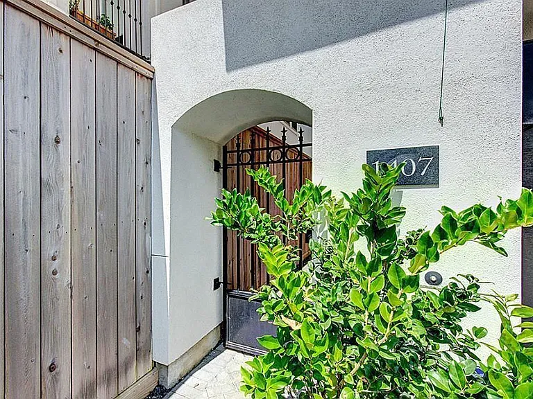 1407 Knox St — Photo 2