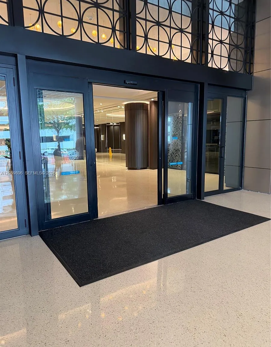 Venetia Condo — Photo 4