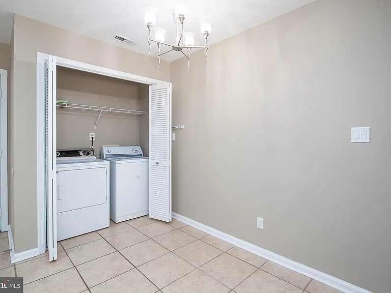 207 Southampton Ct — Photo 7