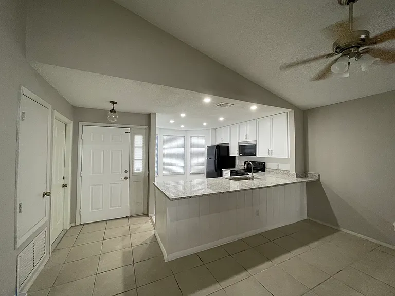 601 Ascot Cir — Photo 2