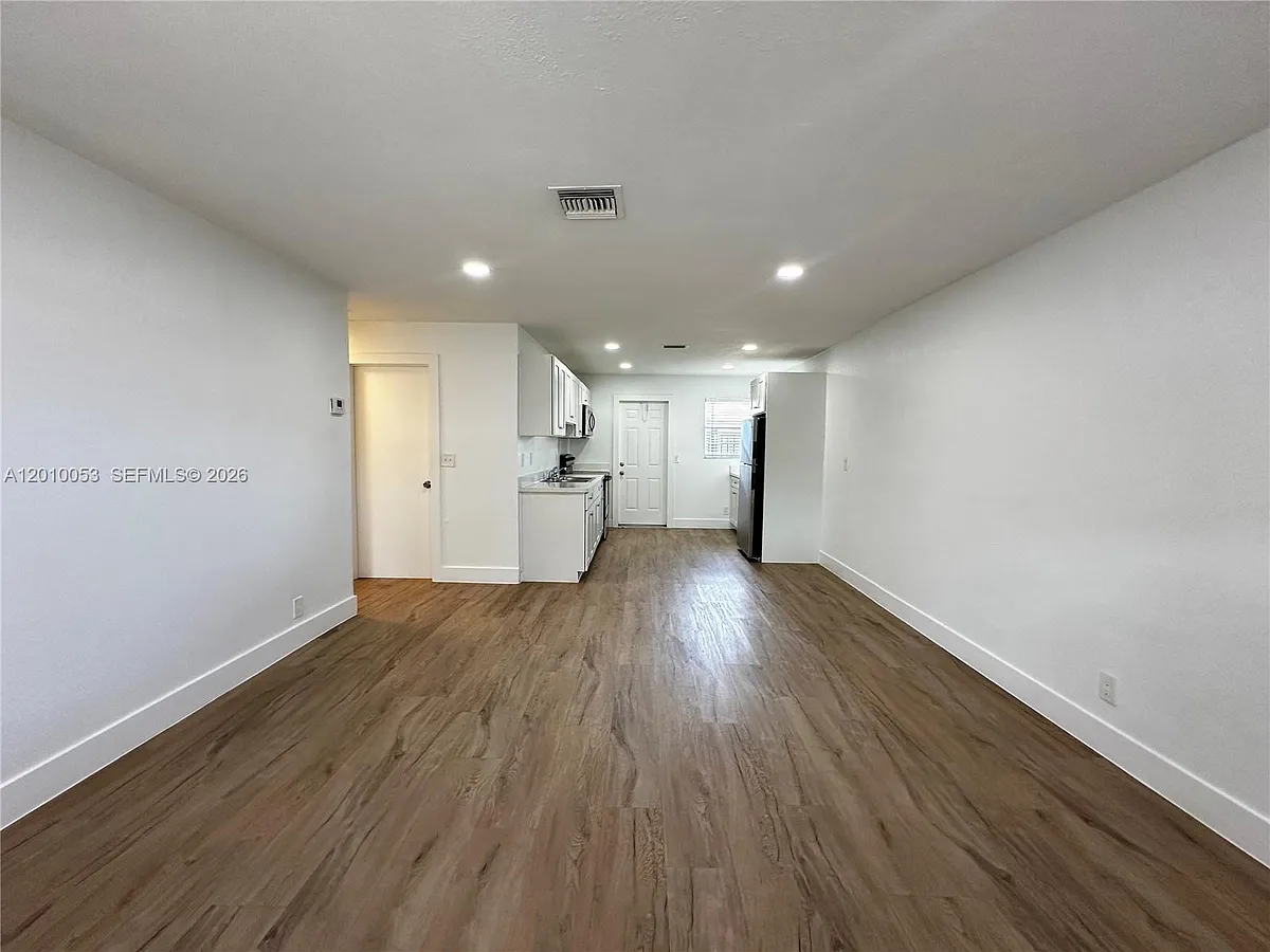 Building Photo - 128 NW 2nd Ave #A