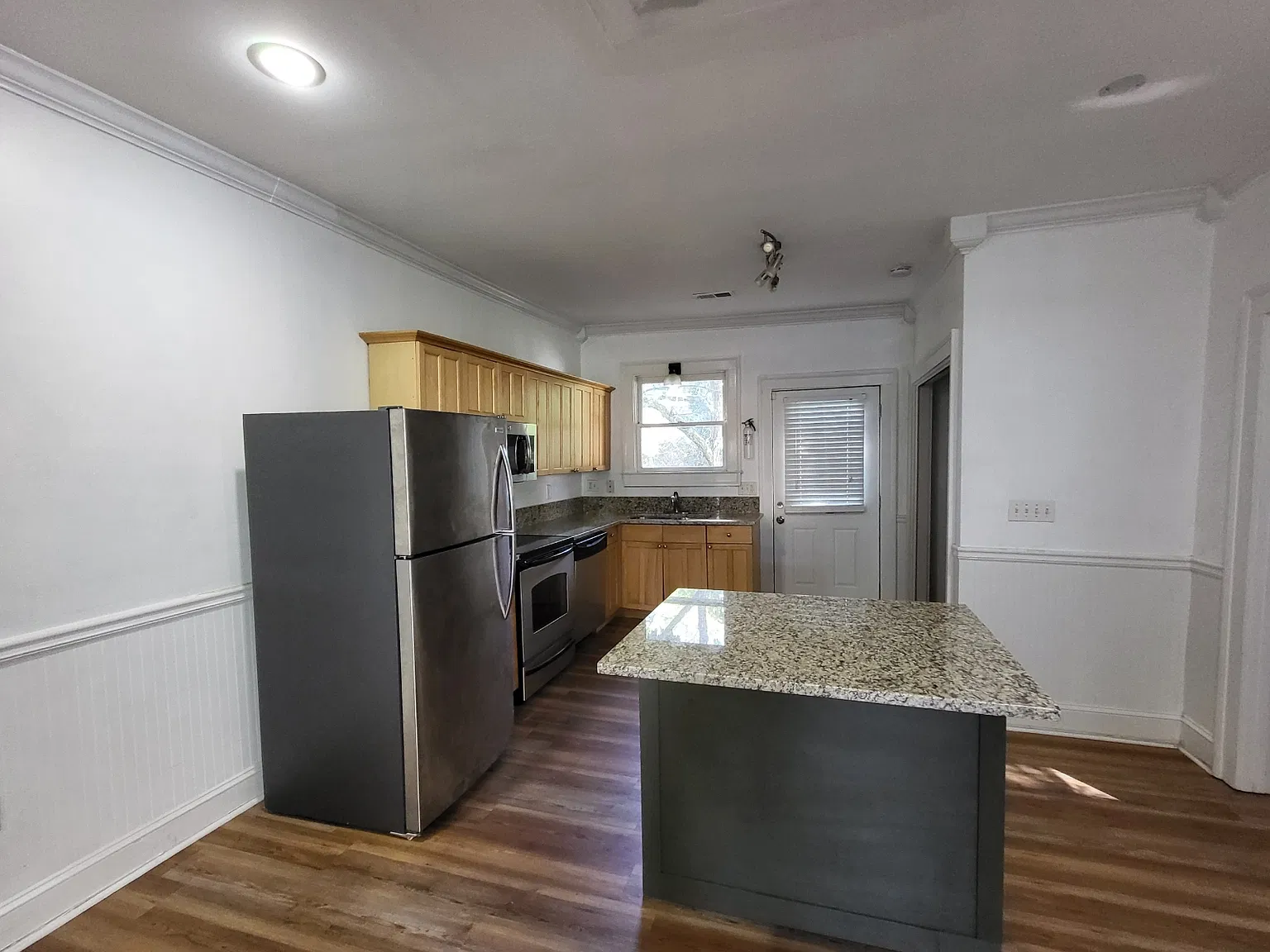 2 bed, 984 sqft, $2,000 — Photo 2