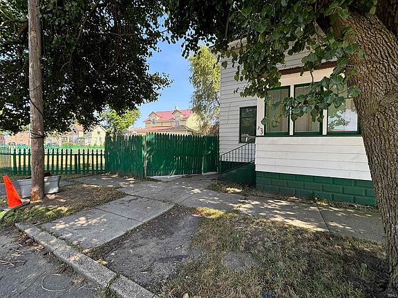 4th image of 323 Gross St
