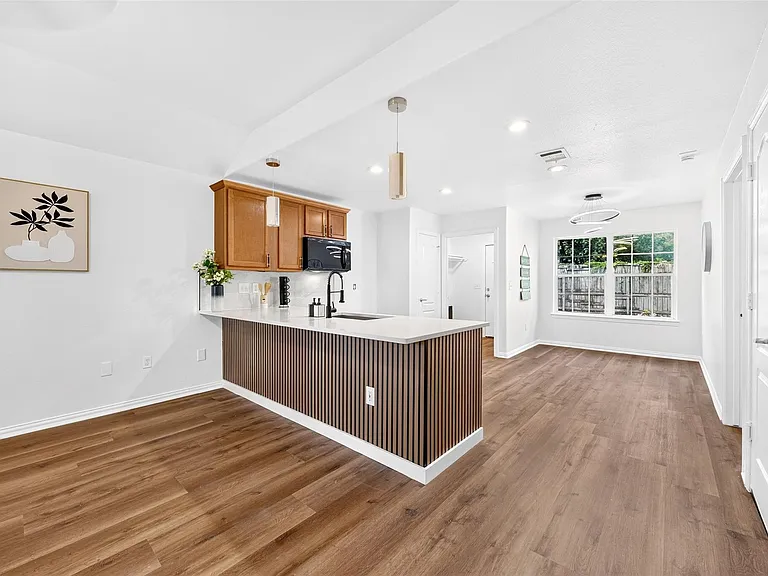 1302 Shearn St — Photo 11