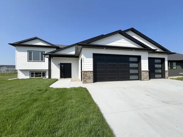 527 Kestrel Ln, Brookings, SD 57006