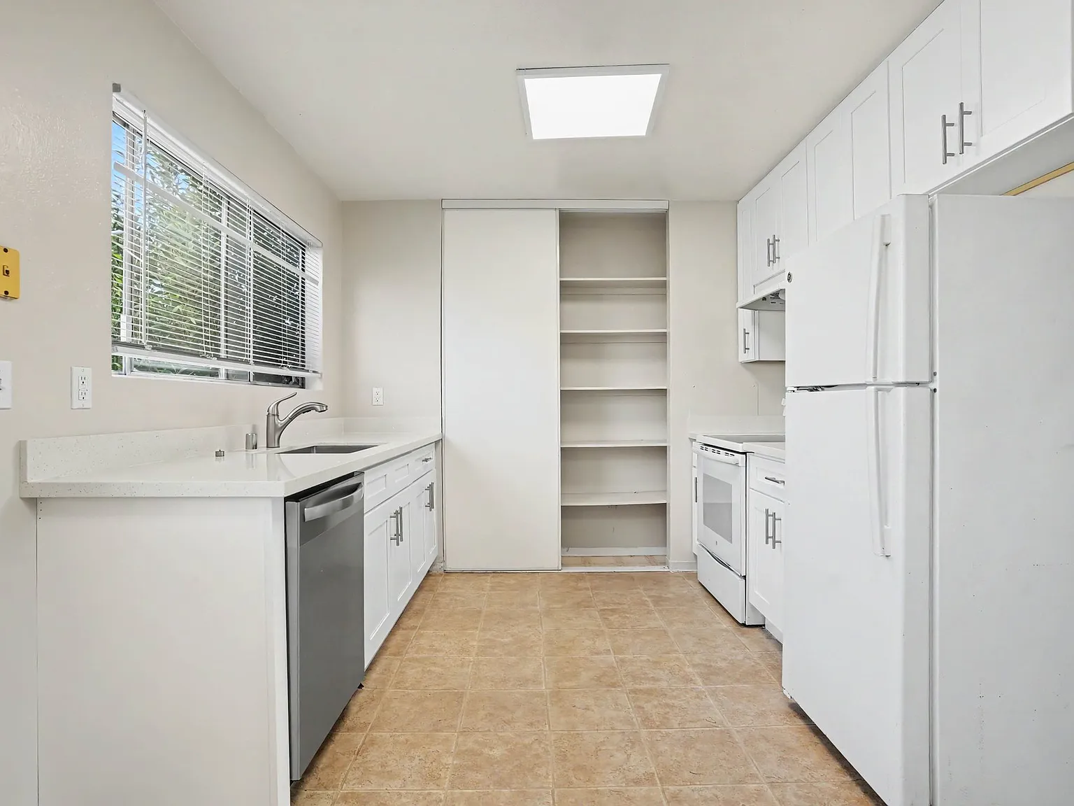 2 bed, 800 sqft, $2,300 — Photo 4