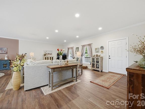 4th image of 976 Amherst Rd