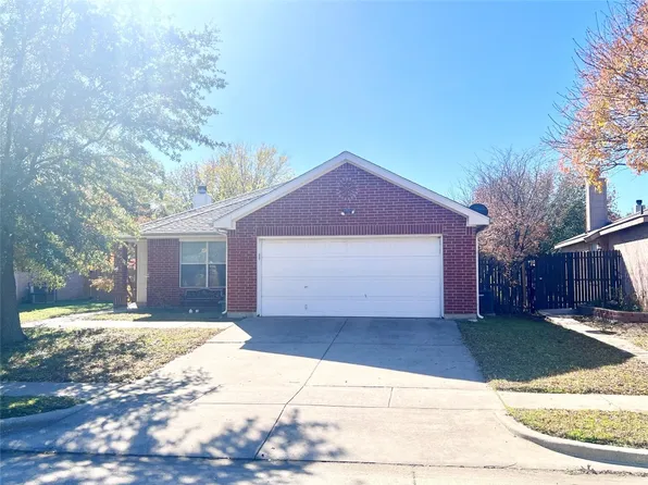 704 Flamingo Dr, Saginaw, TX 76131