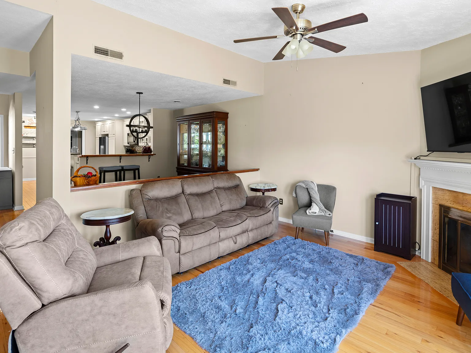 3 bed, 2058 sqft, $3,200 — Photo 2
