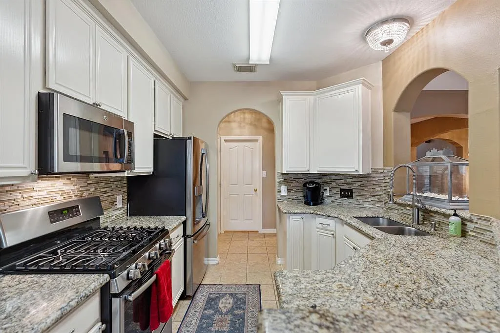 7606 N Linpar Ct — Photo 3