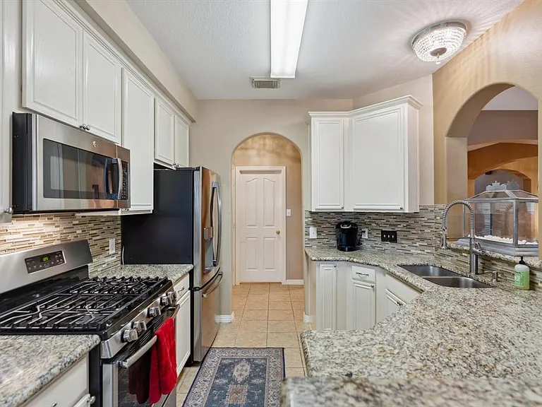 7606 N Linpar Ct — Photo 3