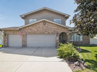 611 Flanagan Dr, Minooka, IL 60447